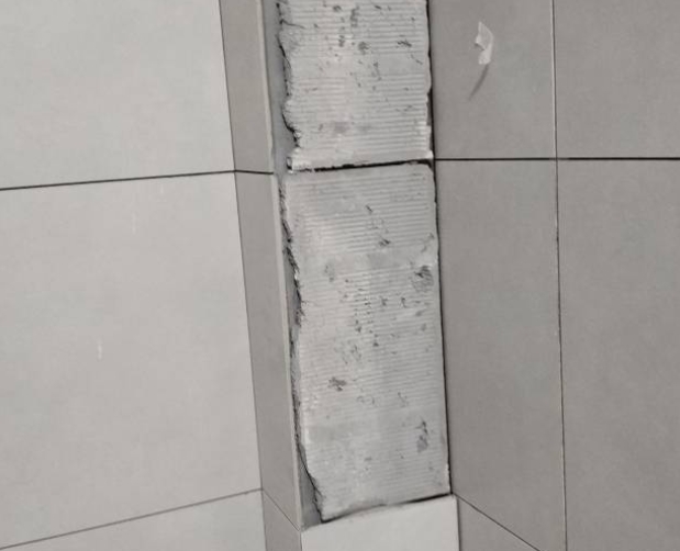 成都市瓷砖空鼓维修公司分享下瓷砖施工前基层浇水润湿程度不足，可能导致以下问题