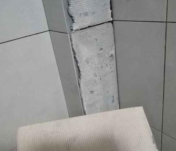成都市瓷砖空鼓维修公司分享下厨房瓷砖脱落的补救措施。